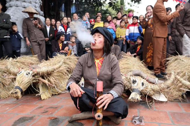 Đặc trưng của lễ hội là nam đóng giả nữ, nữ đóng giả nam tượng trưng cho hình ảnh các thiếu nữ dưới 20 tuổi.