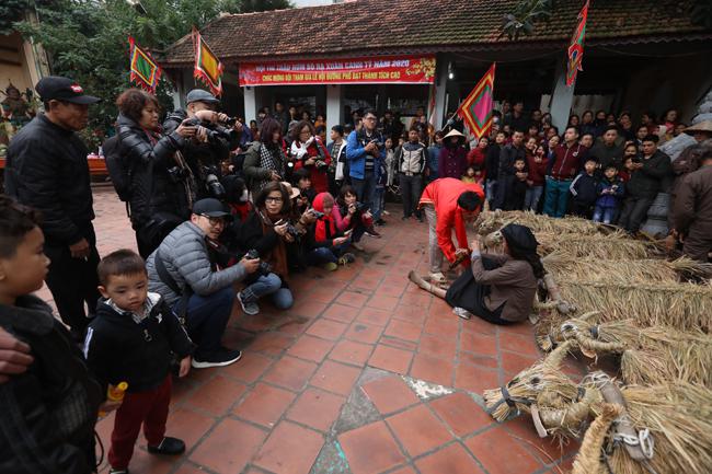 Lễ hội đầu xuân thu hút nhiều khách du lịch và cánh nhiếp ảnh đến sáng tác.