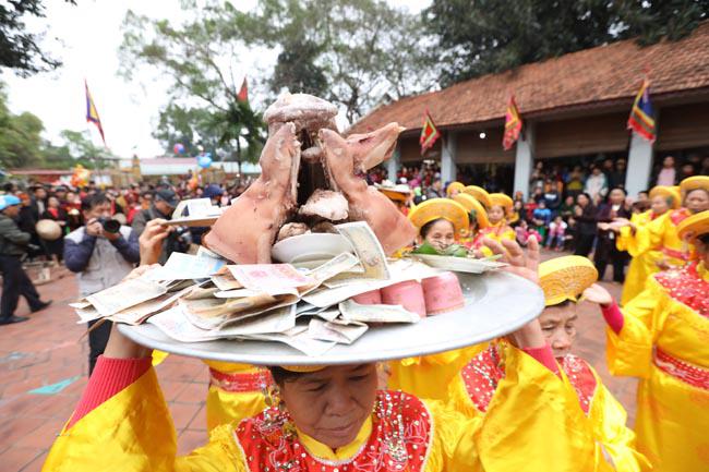Tương truyền Đinh Thiên Tích - vị tướng có công đánh đuổi giặc Ân thời Hùng Vương thứ 6 đã đem quân về làng Bích Đại mổ trâu ăn mừng. Vị tướng tài của vua Hùng đã dạy con dân nơi đây làm nông nghiệp, chăn gia súc, xây nhà, dệt vải…
