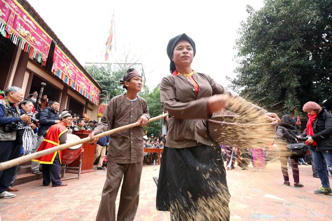 Trai giả gái tại lễ hội Trâu rơm bò rạ độc đáo nhất tỉnh Vĩnh Phúc - 11