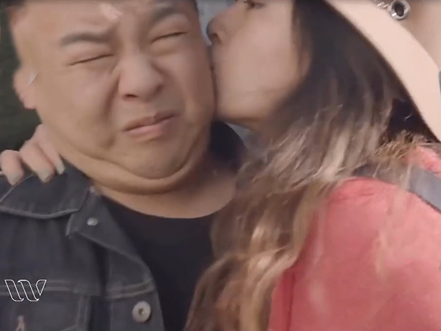 Video Clip Cười - Được gái lạ hôn giữa chốn công cộng không phải là điềm lành