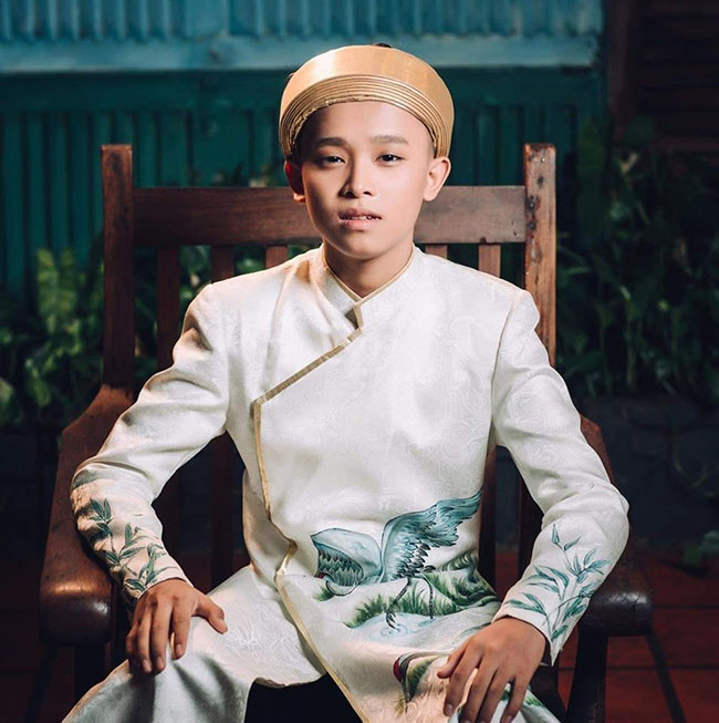 Ở tuổi 16, Hồ Văn Cường gây lạ lẫm với trang phục vest hay thời trang đời thường sành điệu. Nhiều ý kiến cho rằng chính môi trường showbiz đã khiến ca sĩ 16 tuổi mất đi sự chất phác, giản dị vốn có.