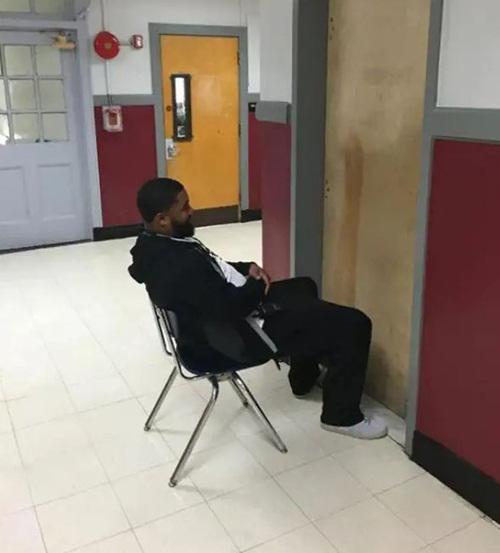 Có một bạn sinh viên trốn trong nhà vệ sinh hút thuốc. Thầy chủ nhiệm ngồi trước cửa nhà vệ sinh để "tạo bất ngờ cho bạn".