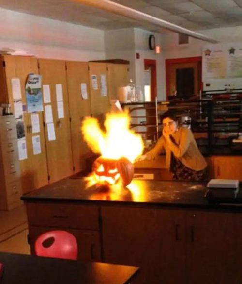 Đây là cách mà giáo viên Hóa dạy học sinh vào ngày lễ Halloween.