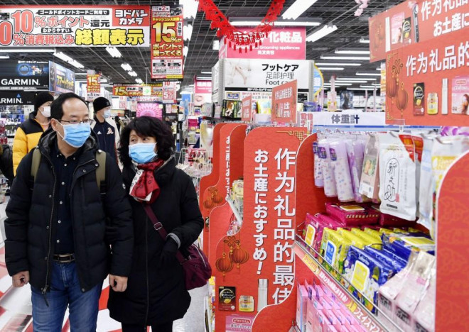 Người dân Nhật Bản đeo khẩu trang phòng dịch viêm phổi cấp do 2019-nCoV. Ảnh: Kyodo