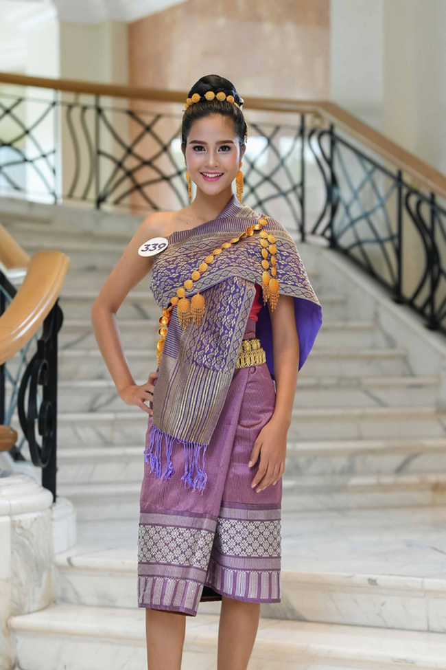 Un Thị Loi cũng hết sức xinh đẹp trong bộ trang phục truyền thống của dân tộc mình. 