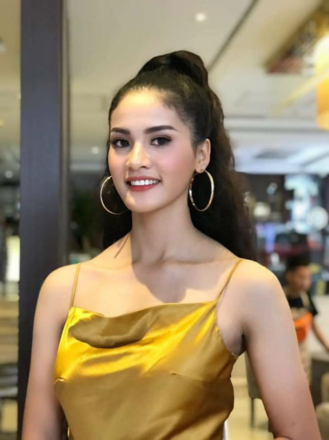 Dương Thị Ngọc Thoa, sinh năm 1998, cô gái người dân tộc Khmer cũng là một trong những hot girl nổi tiếng với nhan sắc xinh đẹp.