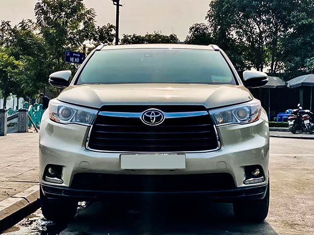 Cận cảnh Toyota Highlander phiên bản 7 chỗ hàng hiếm tại Việt Nam