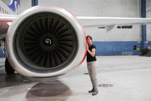 Người phụ nữ Đức "phải lòng" máy bay Boeing 40 tấn, quyết tâm kết hôn sau 6 năm hẹn hò - 2