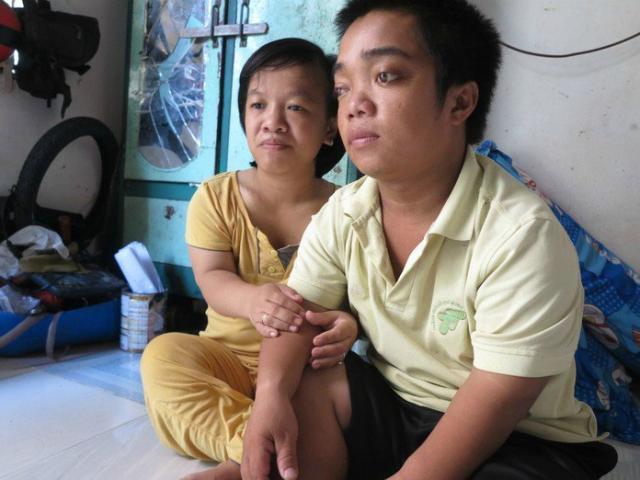 Bạn trẻ - Cuộc sống - 5 cái Tết bám Sài Thành bán vé số của cặp đôi khuyết tật, cãi bố mẹ đến với nhau