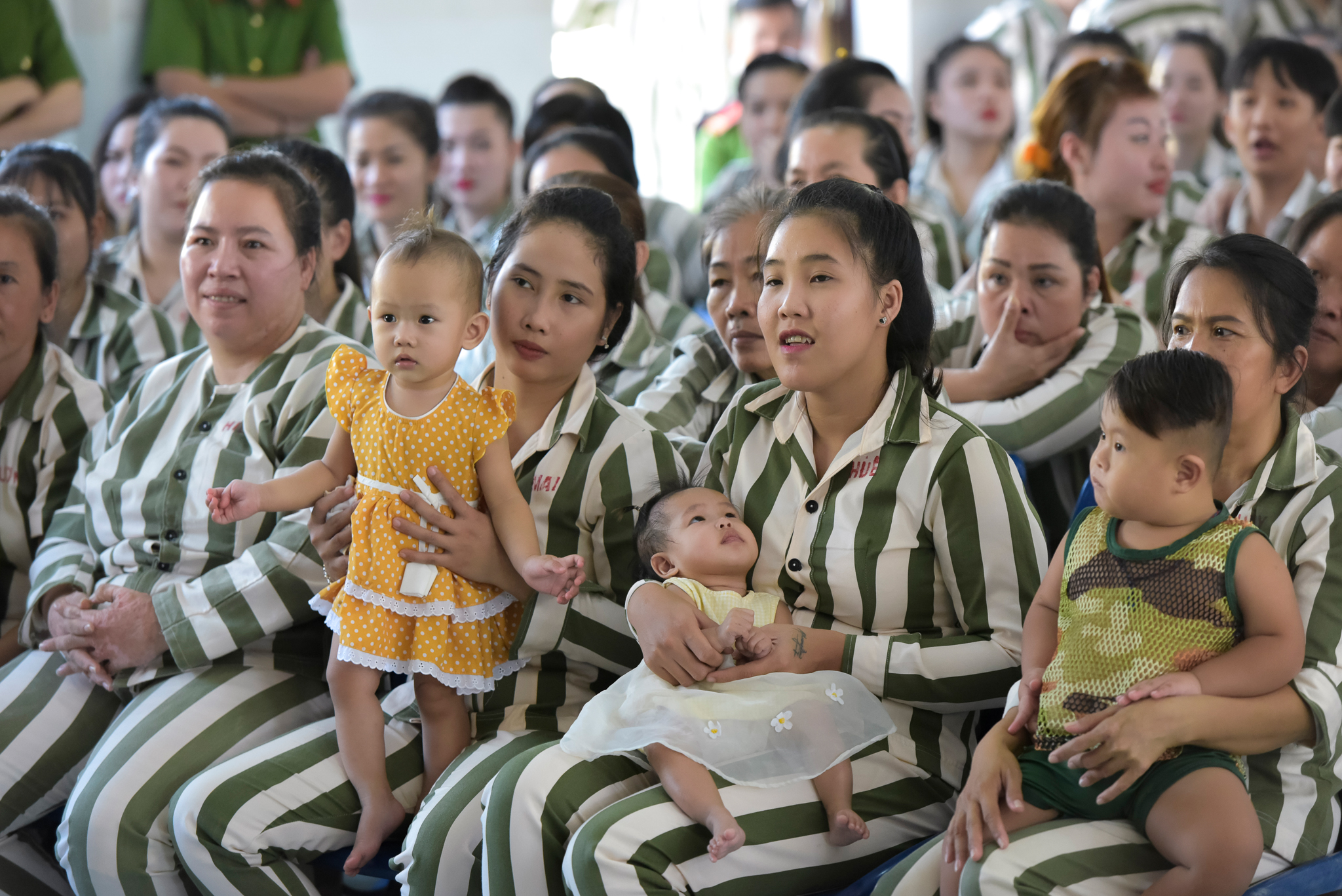 Đàm Vĩnh Hưng xuất hiện trong trại giam để làm điều bất ngờ - 9