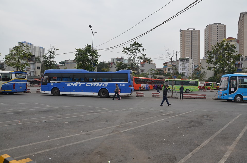 Khu vực xe khách dừng trả khách rất ít người. Theo vị lãnh đạo bến xe Giáp Bát, năm nay, lượng khách qua bến không đông như kỳ nghỉ Tết Nguyên đán năm 2019. Lượng khách qua bến trong những ngày trước Tết và sau Tết chỉ tăng từ 5-10% so với ngày thường.