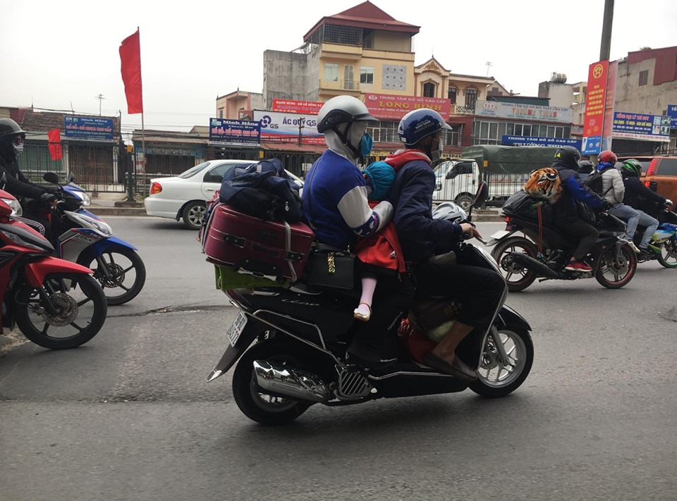 Nhiều người dân mang theo đồ đạc lỉnh khỉnh khi trở lại Thủ đô.