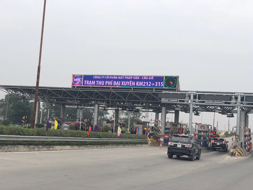 Tại trạm thu phí Pháp Vân- Cầu Giẽ cũng thông thoáng phương tiện, không xảy ra tình trạng ùn ứ kéo dài.