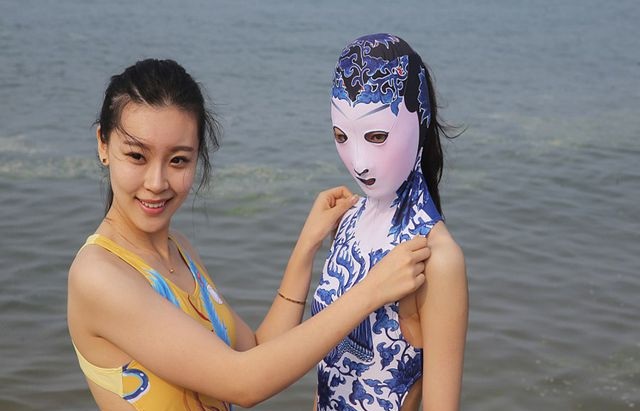 Trang phục tắm biển kì lạ chỉ có ở Trung Quốc.