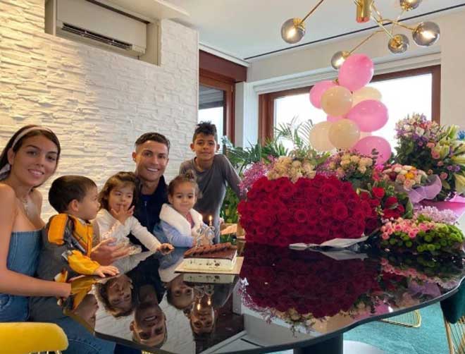 Bạn gái Ronaldo siêu nóng bỏng: Diện áo "chèn ép" vòng 1, xưng hô lạ với CR7 - 1