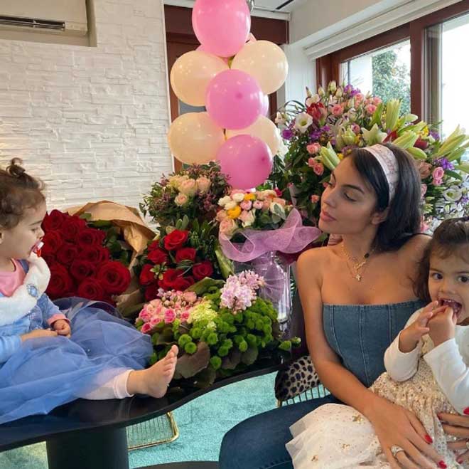 Bạn gái Ronaldo siêu nóng bỏng: Diện áo "chèn ép" vòng 1, xưng hô lạ với CR7 - 2