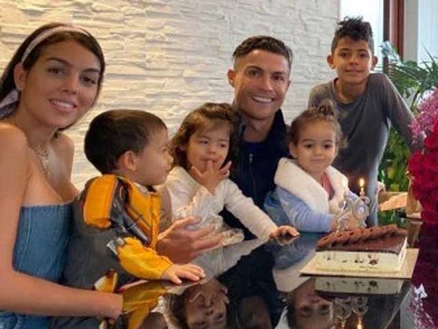 Bóng đá - Bạn gái Ronaldo siêu nóng bỏng: Diện áo "chèn ép" vòng 1, xưng hô lạ với CR7