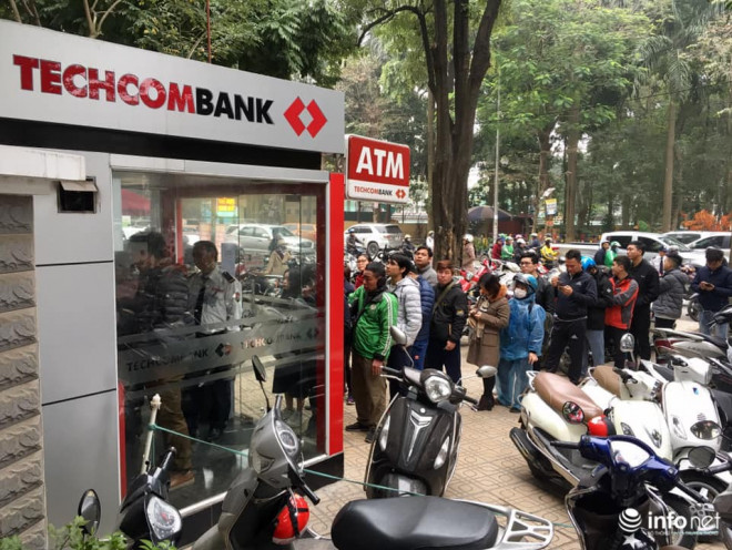 Người dân xếp hàng chờ rút tiền tại máy ATM những ngày cận Tết 2020