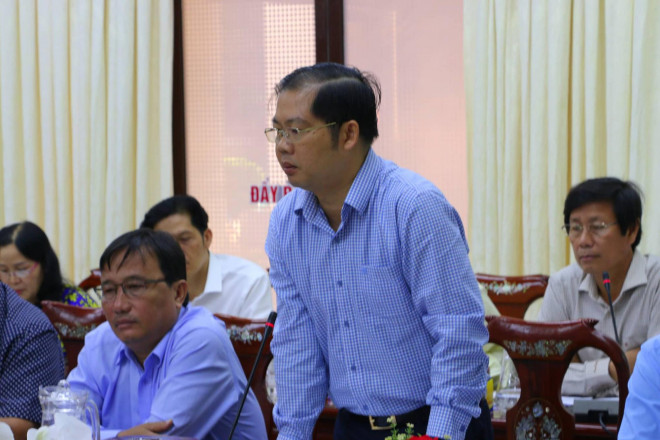 Ông Nguyễn Khánh Tùng báo cáo với Thành ủy Cần Thơ tại cuộc họp