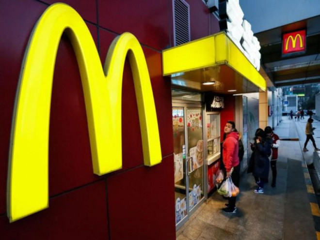 Không chỉ Starbucks,&nbsp;McDonald's cũng cho đóng cửa các cửa hàng ở các thành phố bị chính quyền Trung Quốc phong tỏa. Ảnh: Internet