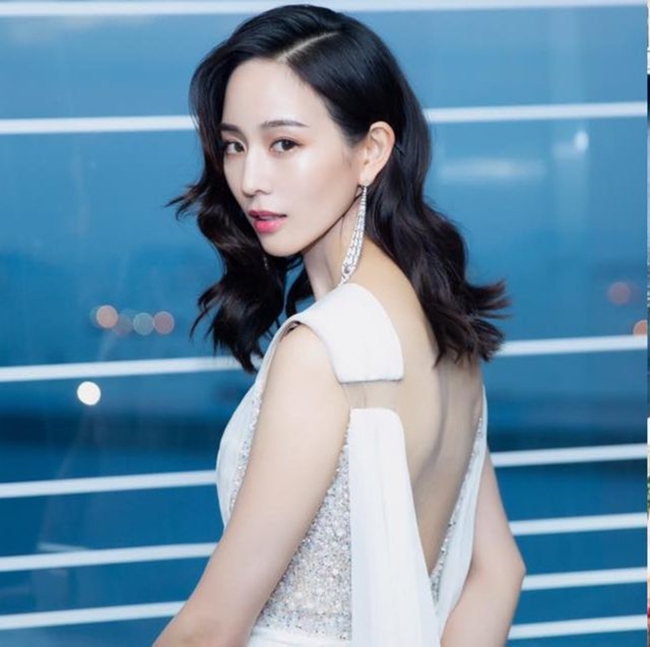 Theo Sohu, mỹ nhân xứ Đài từng bị người đẹp khác cướp vai nhờ đồng ý &#34;quy tắc ngầm&#34; trong showbiz. Đối diện với hiện thực này, Trương Quân Ninh ban đầu tỏ ra bối rối và thất vọng, sau cùng cô đành chấp nhận sự thật.