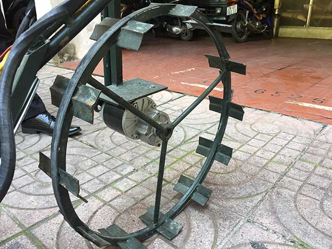 Bánh trước của máy cấy được thiết kế bằng sắt. Theo Dương, 1 phút máy cấy được 120 khóm, 1 giờ cấy được 180 m2 (tức 0,5 sào Bắc bộ), công suất này bằng 6 người cấy thủ công.