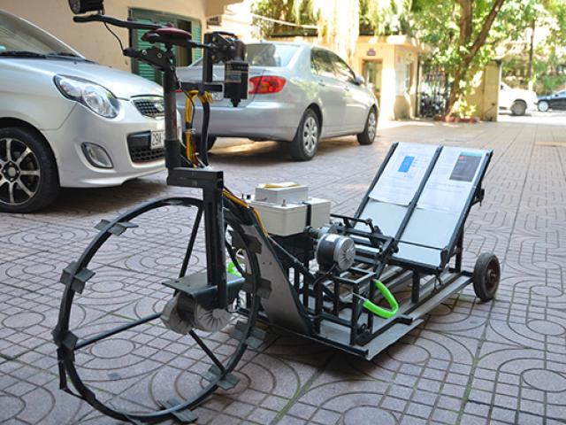 Tin tức trong ngày - Cận cảnh máy cấy điều khiển bằng smartphone của học sinh lớp 8, năng suất bằng 6 người cấy tay