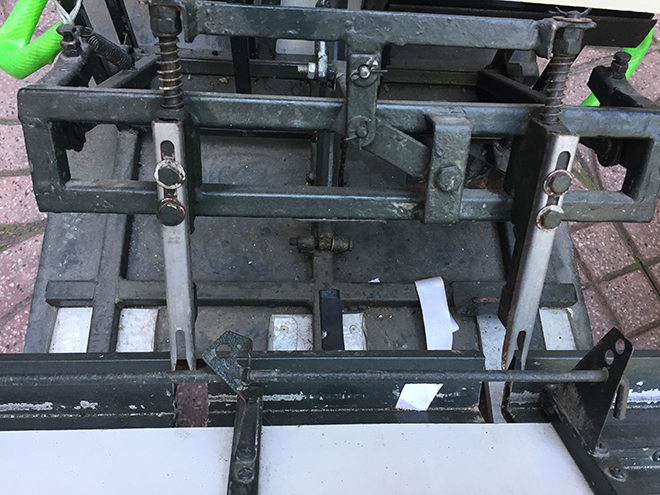 Tay cấy lúa được thiết kế ở gần khay đựng mạ. Theo thiết kế, máy cấy cùng lúc 2 hàng lúa, mật độ hàng cách hàng 200 mm - 230 mm.