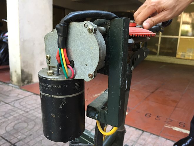 Động cơ điều hướng của máy cấy. Cậu học trò lớp 8 cho biết, chi phí sản xuất máy khoảng 10 triệu đồng.