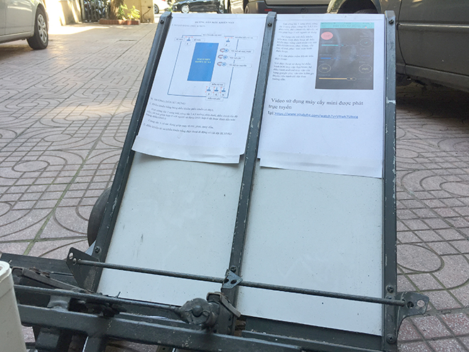 Khay đựng mạ của máy cấy. Máy để được 2 khay mạ, mỗi khi hết mạ, người nông dân có thể tiếp mạ một cách dễ dàng.