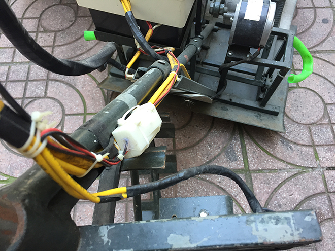 Bộ khung của máy cấy, kèm theo đó là hệ thống dây dẫn điện