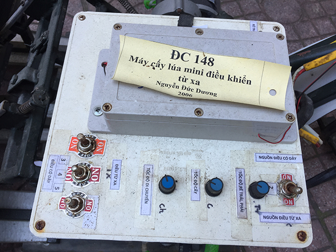 Bộ điều khiển của máy cấy