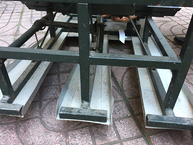 Máng trượt phía sau của máy cấy, máng này có tác dụng giúp máy cấy không bị lầy khi đi vào khu vực trũng.