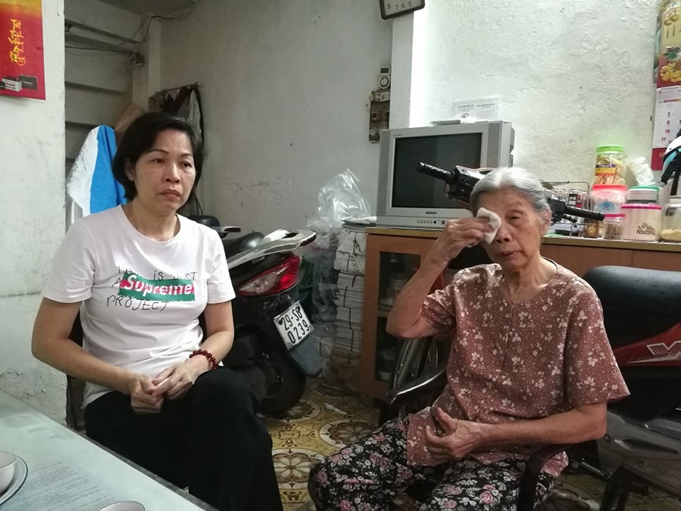 Mỗi lần nhắc đến Vân Nhi, bà ngoại và mẹ bé lại nghẹn ngào không cầm được nước mắt