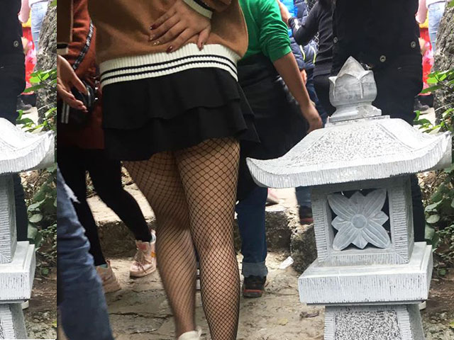 Thời trang - Váy mini, tất lưới vô duyên nơi khu vực tâm linh đầu năm 2020