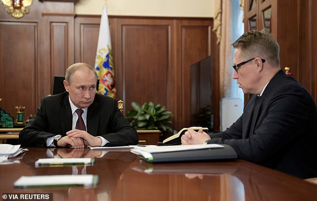 Tổng thống Putin lắng nghe Bộ trưởng Y tế Mikhail Murashko trong cuộc họp về vấn đề ngăn chặn sự lây lan của virus Corona tại Nga, hôm 29.1 (ảnh: Dailymail)