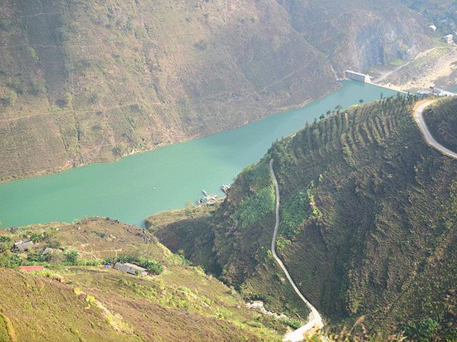 Tin tức trong ngày - Ngắm vẻ hoang sơ, kỳ vĩ của sông Nho Quế xanh biếc dưới chân đèo Mã Pì Lèng