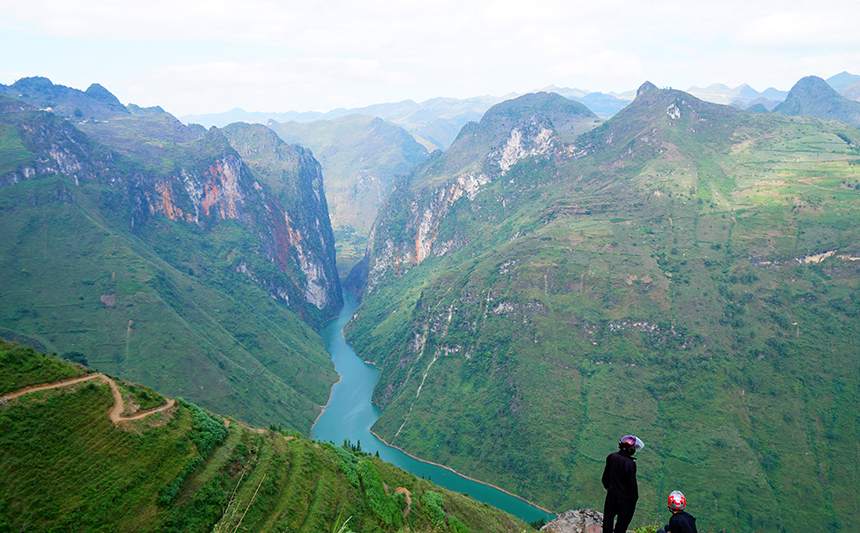 Sông Nho Quế bắt nguồn từ Trung Quốc, chảy vào Việt Nam qua địa phận tỉnh Hà Giang. Nước sông có màu xanh ngọc bích rất kỳ lạ mà đến nay, nhiều người vẫn chưa lý giải được.