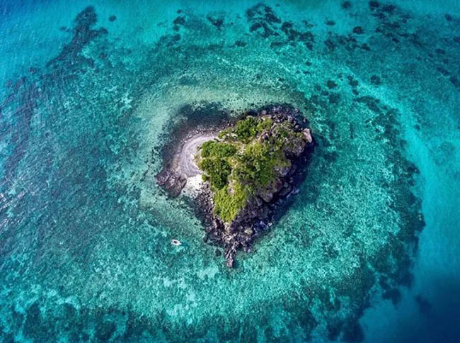 Nếu du khách nghĩ rằng nước ở Saipan và Maldives mới là tinh khiết nhất, thì hẳn chưa nhìn thấy nước ở Fiji. Nước ở đây dù là bất kỳ chỗ nào cũng đều trong suốt và đạt đến độ tinh khiết tối đa.


