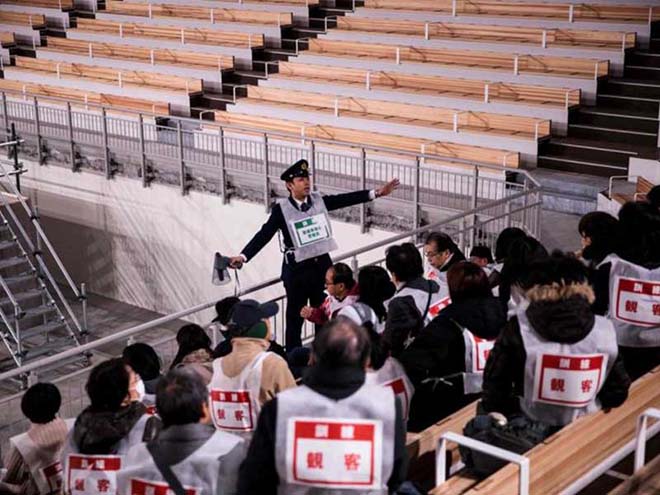 &nbsp;Khóa tập huấn cứu hộ tình huống động đất khi Olympic Tokyo đang diễn ra. Ảnh: GETTY IMAGES