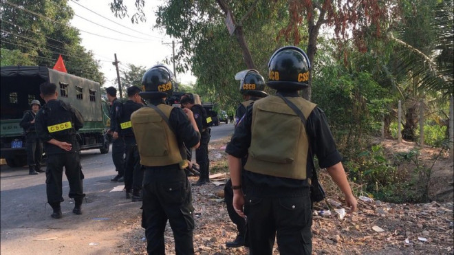 Lực lượng Cảnh sát cơ động tiếp tục tăng cường đến khu vực nghi Tuấn "khỉ" đang lẩn trốn. Ảnh: N.Yên