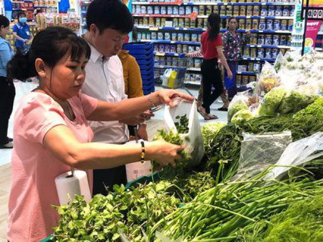 Thị trường - Tiêu dùng - Người dân ngại đi chợ, tiểu thương, cửa hàng tiếp tục đóng cửa ăn Tết