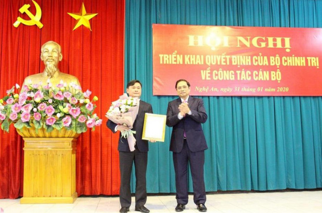 Ông Phạm Minh Chính trao quyết định cho ông Thái Thanh Quý - Ảnh: Đài Truyền hình Nghệ An