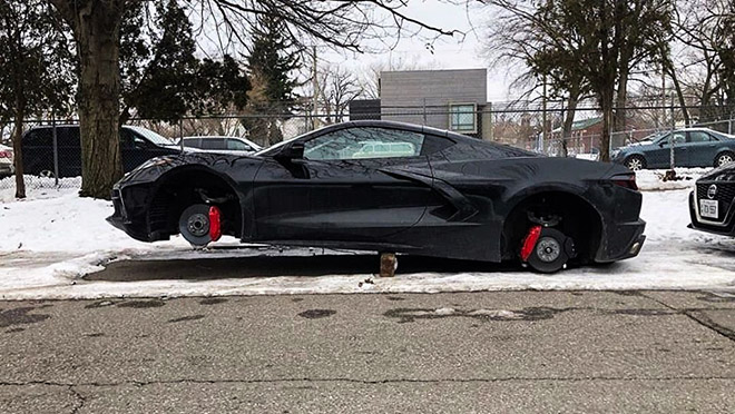 Siêu xe ‘bình dân’ Chevrolet Corvette C8 bị trộm tất cả bánh xe - 1