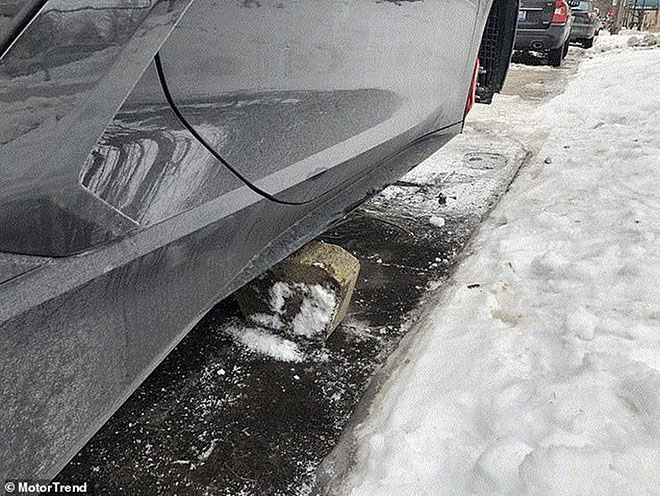 Siêu xe ‘bình dân’ Chevrolet Corvette C8 bị trộm tất cả bánh xe - 2