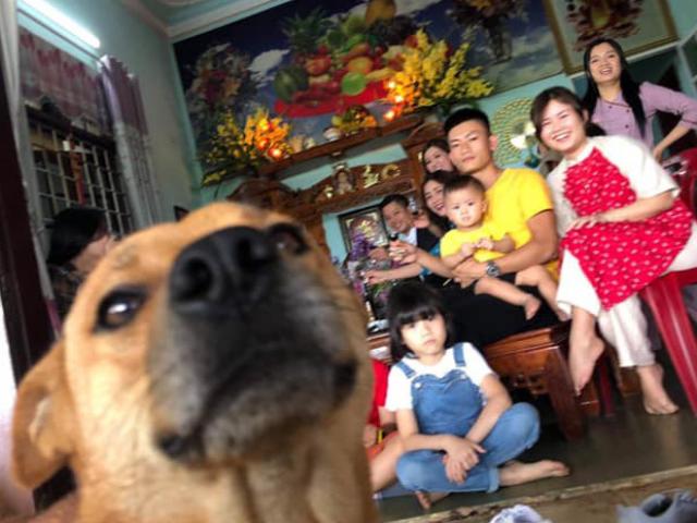 Bạn trẻ - Cuộc sống - Cô gái ấm ức khoe ảnh Tết: Cả gia đình "đứng hình" bởi đối tượng lạ xuất hiện ở góc bên trái