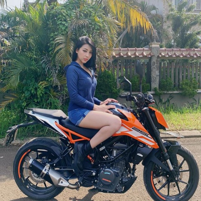 Người mẫu với tên tài khoản Angela Lorenza trên mạng xã hội instagram được nhiều người biết đến nhờ sở hữu nhan sắc nóng bỏng. Chưa kể là người mẫu mạng xã hội này còn tạo dáng với các mô tô khủng. Trong ảnh là chiếc mô tô KTM phân khối lớn.