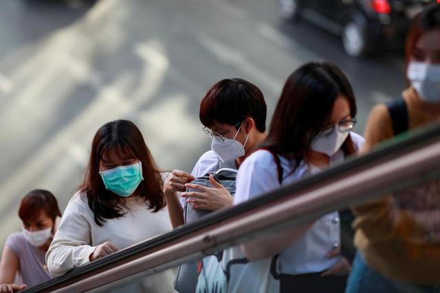 Người dân đeo khẩu trang khi xuất hiện tại nơi công cộng giữa đại dịch virus corona.&nbsp;Ảnh: Reuters.