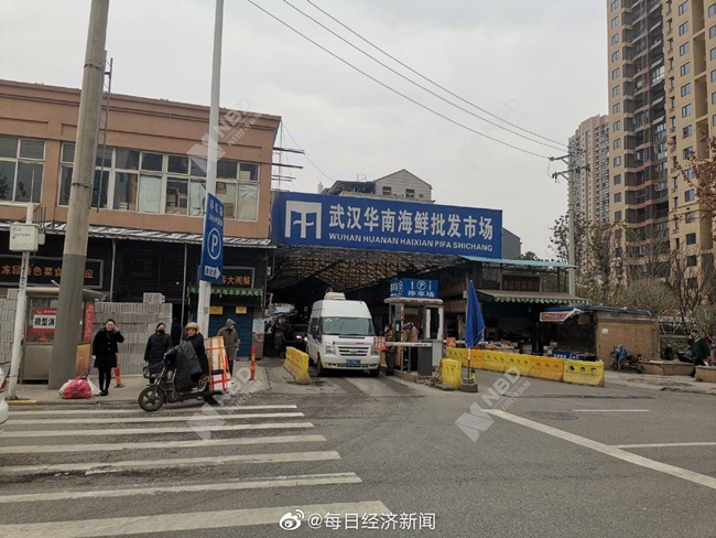 Chợ nằm không xa ga Hán Khẩu - một nhà ga quan trọng nối Vũ Hán với nhiều thành phố và tỉnh khác ở Trung Quốc. 